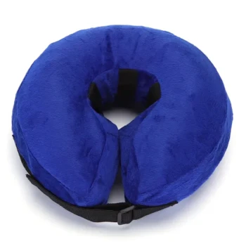Blauer, plüschiger Haustier-Erholungshalskragen mit runder Form und verstellbarem Riemen für Komfort und Unterstützung.