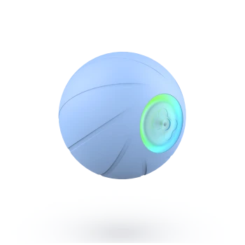 Ein hellblauer interaktiver Haustier-Spielzeugball mit einem leuchtenden grünen und blauen Knopf auf einer Seite, entworfen, um Haustiere zu beschäftigen.