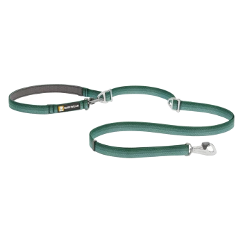 Eine grüne Hundeleine mit gepolstertem Griff und einem Metallclip, mit einem "RUFFWEAR"-Logo am Griff.