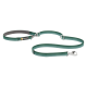 Eine grüne Hundeleine mit gepolstertem Griff und einem Metallclip, mit einem "RUFFWEAR"-Logo am Griff.