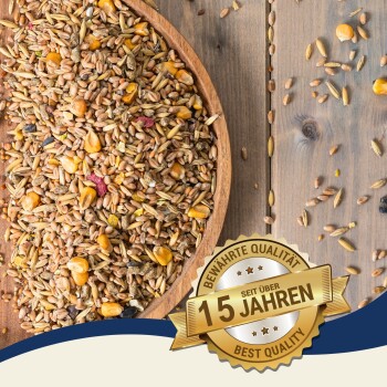 Eine Holzschüssel gefüllt mit einer Mischung aus Samen und Körnern, mit einem goldenen Abzeichen, das "Beste Qualität" und "10 Jahre" auf einem hellen Hintergrund angibt.