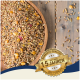 Eine Holzschüssel gefüllt mit einer Mischung aus Samen und Körnern, mit einem goldenen Abzeichen, das "Beste Qualität" und "10 Jahre" auf einem hellen Hintergrund angibt.
