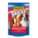 Eine bunte Haustiersnackverpackung mit einem lächelnden Hund, beschriftet mit "MultiFit Snacks Chick 'N' Chew mit Rind".