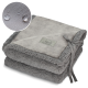 Weiche graue Haustierdecke mit plüschiger Textur, mit einem gebundenen Band und einem Logo-Patch, mit einer Nahaufnahme des wasserabweisenden Stoffes.