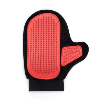 Rote Tierpflegehandschuhe mit Gummiborsten auf einem schwarzen Netz-Hintergrund, entworfen zum Bürsten und Massieren von Haustieren.
