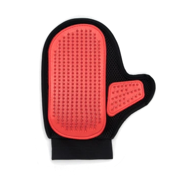 Rote Tierpflegehandschuhe mit Gummiborsten auf einem schwarzen Netz-Hintergrund, entworfen zum Bürsten und Massieren von Haustieren.