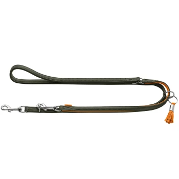 Olivgrüne Leder-Hundeleine mit orangefarbenem Besatz und Quaste, silbernen Clips und D-Ringen sowie kleinem orangenen Anhänger.