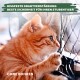 Nahaufnahme einer orangefarbenen Tabby-Katze, die neugierig auf einen Schutznetz blickt, mit dem Text: "Bissfeste Drahtverstärkung Beste Sicherheit für Ihren Stubentiger."