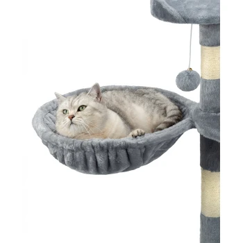 Ein gemütliches graues Katzenbett, das an einem Katzenbaum befestigt ist, mit einer plüschigen Hängematte und einem baumelnden Pom-Pom-Spielzeug.