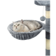 Ein gemütliches graues Katzenbett, das an einem Katzenbaum befestigt ist, mit einer plüschigen Hängematte und einem baumelnden Pom-Pom-Spielzeug.