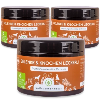 Drei Gläser 'Gelenke & Knochen Leckerli', ein Hundefutterergänzungsmittel, mit einem braunen Etikett mit Text in deutscher Sprache, von Wolfsbacher Natur.