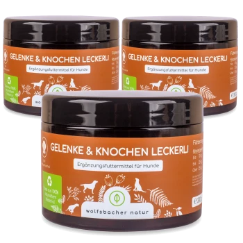 Drei Gläser 'Gelenke & Knochen Leckerli', ein Hundefutterergänzungsmittel, mit einem braunen Etikett mit Text in deutscher Sprache, von Wolfsbacher Natur.