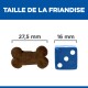 Image montrant une friandise pour chien en forme d'os, mesurant 27,5 mm, à côté d'un dé bleu mesurant 16 mm, avec le texte "TAILLE DE LA FRIANDISE."