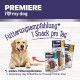 Ein Golden Retriever sitzt neben drei "Chew Snack"-Paketen von PREMIERE, mit Fütterungsanweisungen auf Deutsch.
