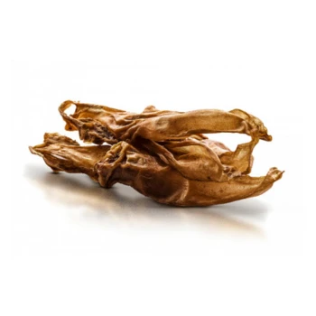 Getrocknete Tierleckerlis in einer natürlichen braunen Farbe, die gedrehte Streifen ähneln, auf einem weißen Hintergrund präsentiert.