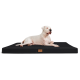 Ein weißer Hund liegt bequem auf einem schwarzen Haustierbett und zeigt ein schlankes Design mit einem kleinen Logo an der Seite.