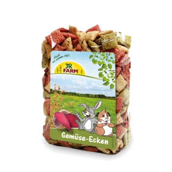 Bunte Haustiersnacks in einer klaren Tüte mit der Aufschrift 'JR FARM Gemüße-Ecken', mit Cartoon-Tieren und einem grünen Feld im Hintergrund.
