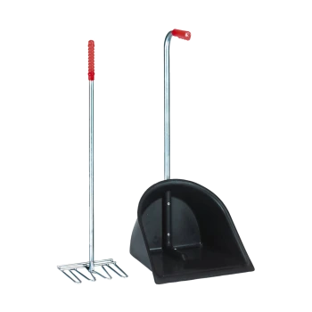 Ein Set aus Schaufel und Rechen für Haustierabfälle mit einer schwarzen Plastikscoop und einem Metallrechen mit roten Gummigriffen an den Griffen.