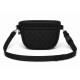 Schwarze, diamantgesteppte Crossbody-Tasche mit verstellbarem Riemen, Metallclips und geprägtem Logo; Riemenaufdruck 'STITCH'.