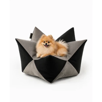 Stylisches Haustierbett in geometrischem Design, mit einer Mischung aus grauem und schwarzem, samtartigem Stoff.