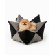 Stylisches Haustierbett in geometrischem Design, mit einer Mischung aus grauem und schwarzem, samtartigem Stoff.