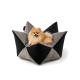 Stylisches Haustierbett in geometrischem Design, mit einer Mischung aus grauem und schwarzem, samtartigem Stoff.