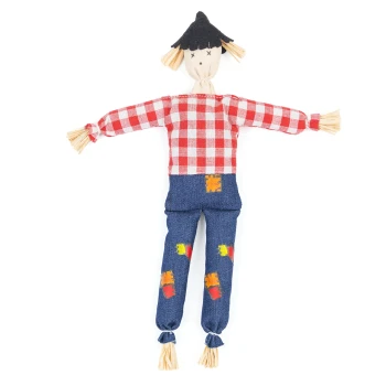Ein bunter Vogelscheuche-Spielzeug mit einem rot-weißen karierten Hemd, blauen Jeans und Strohdetails, vor einem weißen Hintergrund.