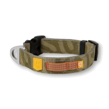 Camo-musterter Hundehalsband mit einem gelben Logo-Patch und einem orangefarbenen reflektierenden Streifen, mit einer schwarzen Schnalle und einem Metall-D-Ring.