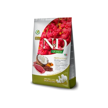 Worek karmy dla psów oznaczony "N&D Quinoa Skin & Coat" z składnikami takimi jak kaczka, quinoa, kokos i kurkuma, odpowiedni dla wszystkich ras.