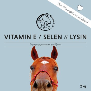 Eine Nahaufnahme des Gesichts eines Pferdes mit einem roten Halfter, mit einem Produktetikett, das "VITAMIN E / SELEN & LYSIN" für Pferde, 2 kg, liest.