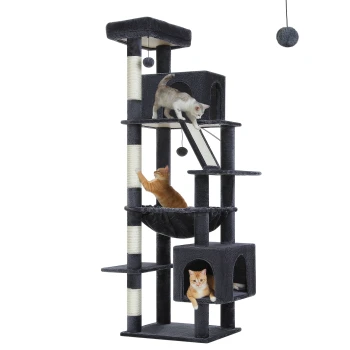 Schwarzer mehrstöckiger Katzenbaum mit drei Katzen, die spielen und ruhen, mit Kratzpfosten, Plattformen und hängendem Spielzeug.