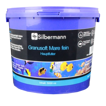 Ein blauer Eimer mit der Aufschrift "Silbermann Granusoft Mare fein Hauptfutter", der 5000 ml Fischfutter enthält, mit bunten Fischgrafiken.