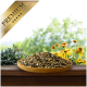 Eine Holzschale mit Vogelfutter liegt auf einer Oberfläche, umgeben von gelben Blumen und Grün, mit einem goldenen Banner "PREMIUM."
