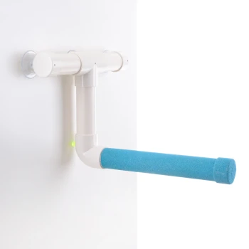 Ein wandmontierter Haustierspielzeughalter mit einem blauen Schaumgriff und Saugnäpfen, entworfen für einfachen Zugang und Spiel.