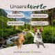 Landschaft mit einer Katze und einem Hund. Text: "Bio-zertifiziert," "Klimaneutral," "100% Natürlich," "Regional Produziert." Marke: "wolfsbacher natur."