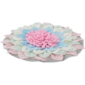 Un tapis de fouille coloré pour animaux de compagnie conçu pour ressembler à une fleur, avec des pétales pastel doux en rose, bleu, vert et blanc.