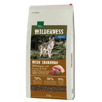 Hundefutterbeutel mit der Aufschrift 'Wilderness Adult Wide Savannah', der Wildschwein, Lamm und Ente enthält. Enthält 70% Fleisch, 30% Früchte und Gemüse, 0% Getreide.