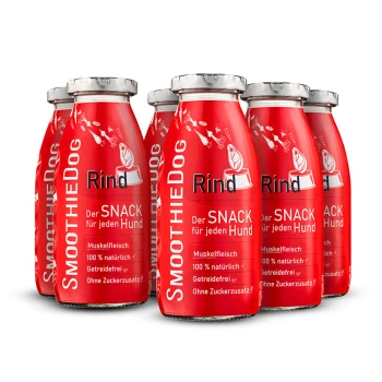 Sechs rote Flaschen "SmoothieDog" Rindfleischsnacks für Hunde, beschriftet mit "Der SNACK für jeden Hund", der natürliche Zutaten und keinen zugesetzten Zucker hervorhebt.