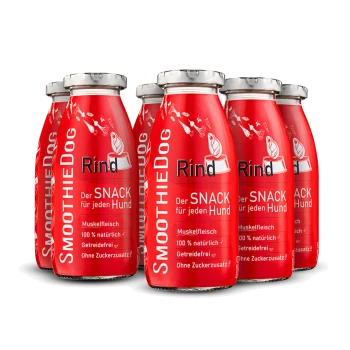 Sechs rote Flaschen "SmoothieDog" Rindfleischsnacks für Hunde, beschriftet mit "Der SNACK für jeden Hund", der natürliche Zutaten und keinen zugesetzten Zucker hervorhebt.