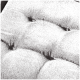 Nahaufnahme eines schwarzen Haustierbettes mit gepolstertem Stoff, das seine weiche Textur und Knopfdetails zeigt.
