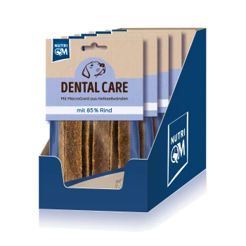 Dental Care Hundeleckerlis mit 85% Rindfleisch, mit einer Hundillustration und dem NutriQM-Logo auf einer Pappanzeige.