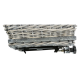 Eine Nahaufnahme eines Korb-Haustierkorbs mit einer schwarzen Metallstützhalterung darunter, die sein robustes Design zeigt.