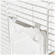 Nahaufnahme eines silbernen Metallverschlusses für Haustierkäfigtüren, mit einer strukturierten Oberfläche und gitterartigen Stangen im Hintergrund.