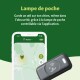 Lampe de poche pour chien, avec un smartphone affichant une carte et des fonctionnalités de contrôle via application.