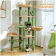 Mehrstöckiger Katzen-Spielplatz mit drei spielenden Katzen, mit grünen und beigen Plattformen, einem Kaktusdesign und verspielten Pfotenabdrücken.