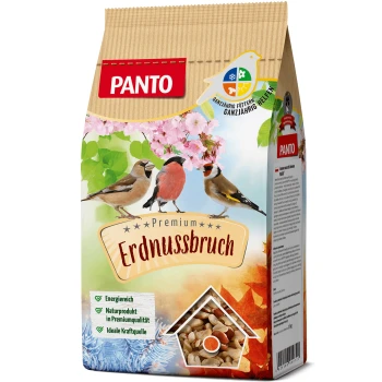 ® ERDNUSSBRUCH HALBE UND GANZE MIT HAUT 1 kg PANTO Premium Erdnussbruch Vogelfutterbeutel mit bunten Vögeln, floralem Design und Text, der seine energiereiche, natürliche Qualität betont.