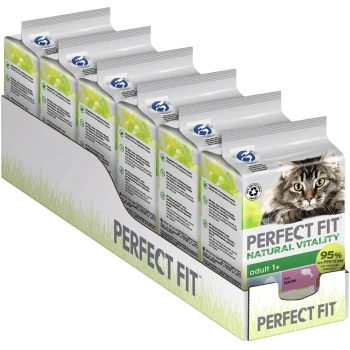 Sechs Packungen Perfect Fit Natural Vitality Katzenfutter für Erwachsene, mit einer Nahaufnahme einer Katze auf der Vorderseite und dem Hinweis '95% Protein' und 'mit Lachs'.