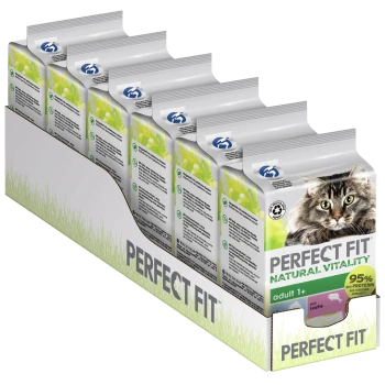 Sechs Packungen Perfect Fit Natural Vitality Katzenfutter für Erwachsene, mit einer Nahaufnahme einer Katze auf der Vorderseite und dem Hinweis '95% Protein' und 'mit Lachs'.