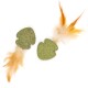 Zwei grüne Katzenminze-Spielzeuge in Form von Seerosenblättern mit orangen Feder-Schwänzen, vor einem weißen Hintergrund.