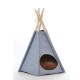Blaues Stoff-Haustier-Tipi mit Holzpfosten und einem runden Eingang, mit einem weichen braunen Innenraum.